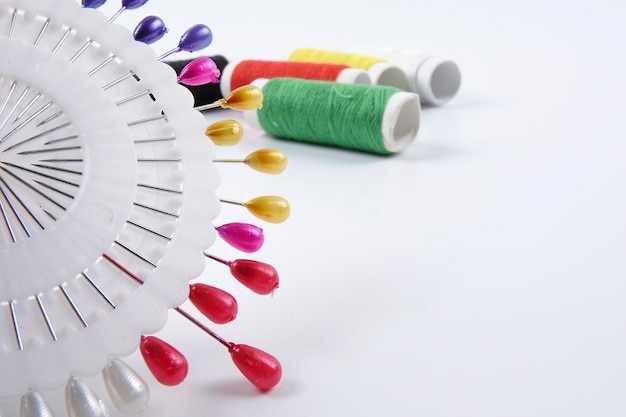 Igła i mulina na tle tkaniny